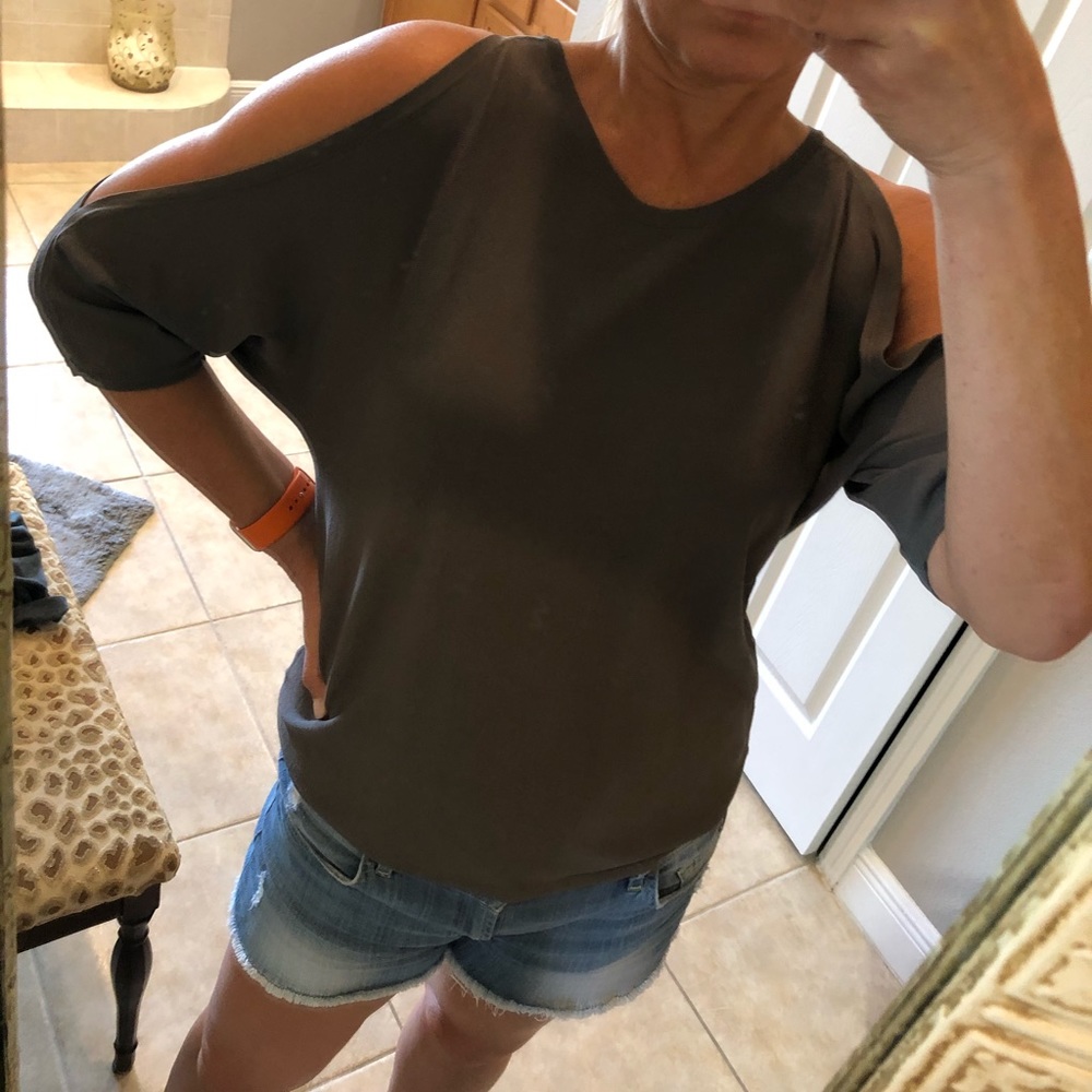 EUC. Milly Cold Shoulder Top.